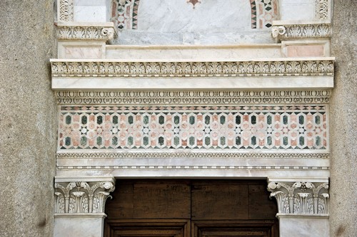 6/ - Architrave del portale