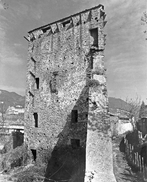 6/ - Torre e mura difensive riescono ancora a discriminare, a tratti, campagna e citt. Limmagine  stata ripresa